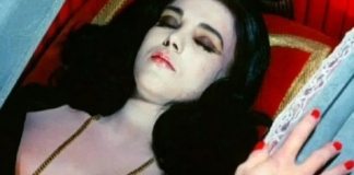 Эта девушка умерла. Под крики её родной матери тело закопали. На следующий день мама услышала стук в дверь