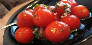 Малосольные помидоры с чесноком. От такого вкуса не откажется никто