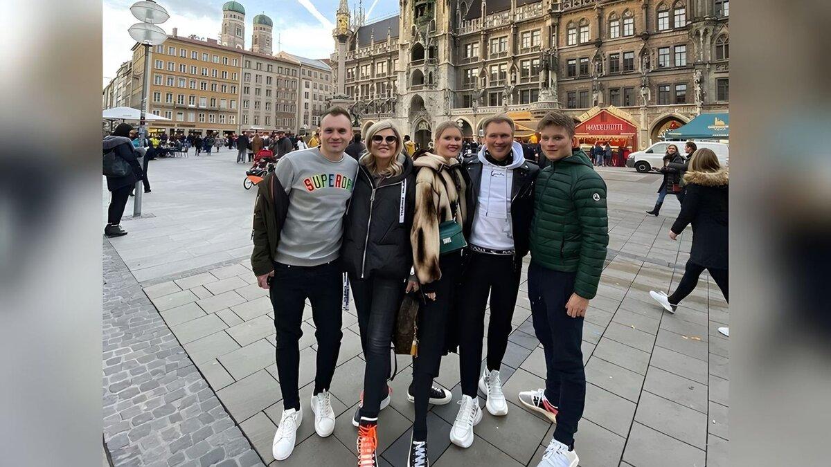 Народ осудил всех участников того давнего выпуска ток-шоу «Пусть говорят». С тех пор прошло уже более 10 лет, а впечатление осталось.-3