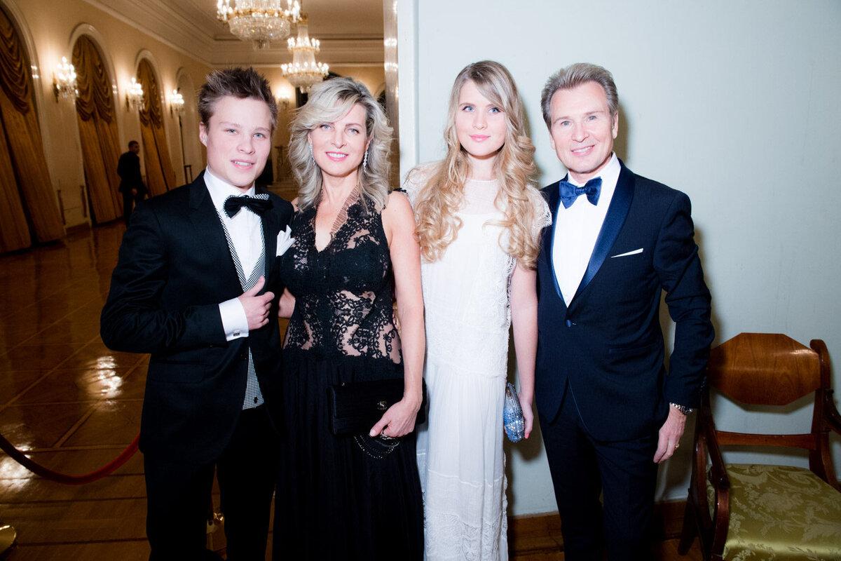 Народ осудил всех участников того давнего выпуска ток-шоу «Пусть говорят». С тех пор прошло уже более 10 лет, а впечатление осталось.-8