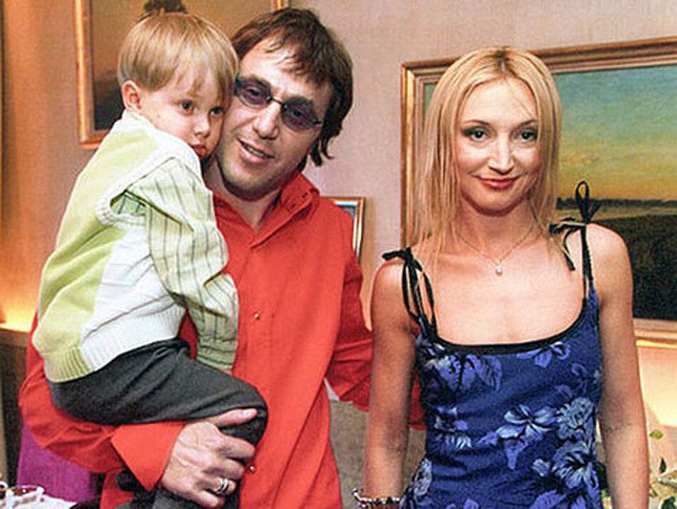 Последние несколько недель Интернет активно обсуждает неожиданный приезд в Россию и столь же неожиданный отъезд из нашей страны Аллы Борисовны Пугачевой.-3