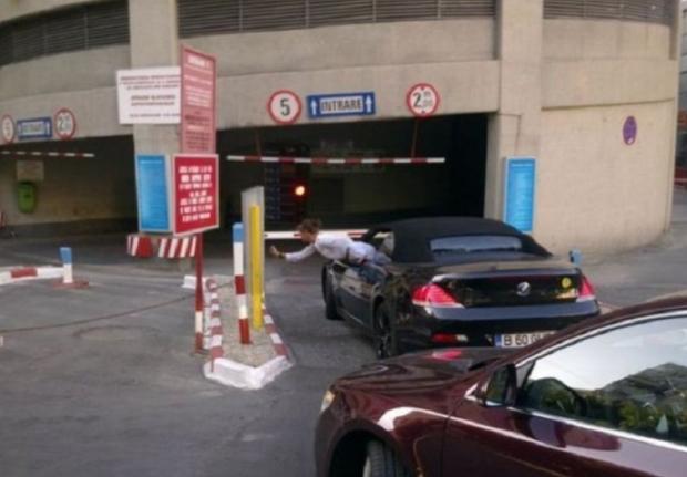 Сегодняшняя подборка целиком посвящена представительницам прекрасного пола и тем вещам, которые они делают со своими автомобилями, украшая их или применяя нестандартные методы использования обычных...-6