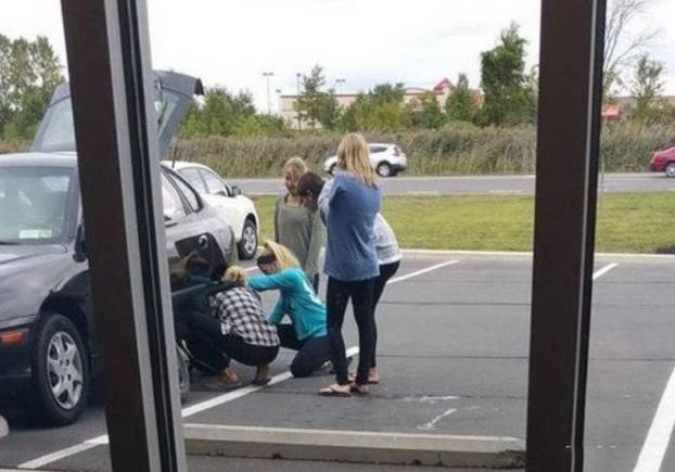 Сегодняшняя подборка целиком посвящена представительницам прекрасного пола и тем вещам, которые они делают со своими автомобилями, украшая их или применяя нестандартные методы использования обычных...-8