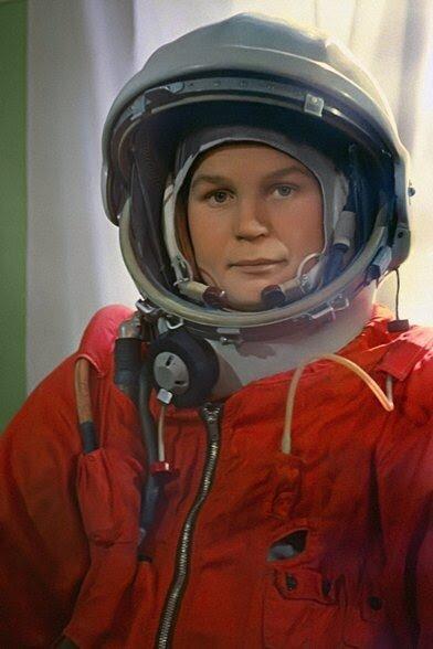 Идея отправить в космос представительницу прекрасного пола принадлежала помощнику главкома ВВС генерал-лейтенанту Николаю Каманину.-5