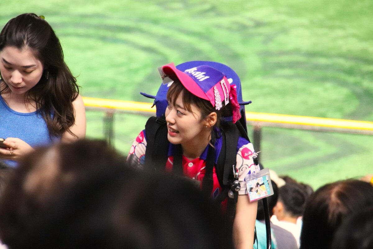 Недавно нам с Таро сосед-фанат бейсбола подарил билеты на матч, и у нас появилось возможность сходить на стадион.-3