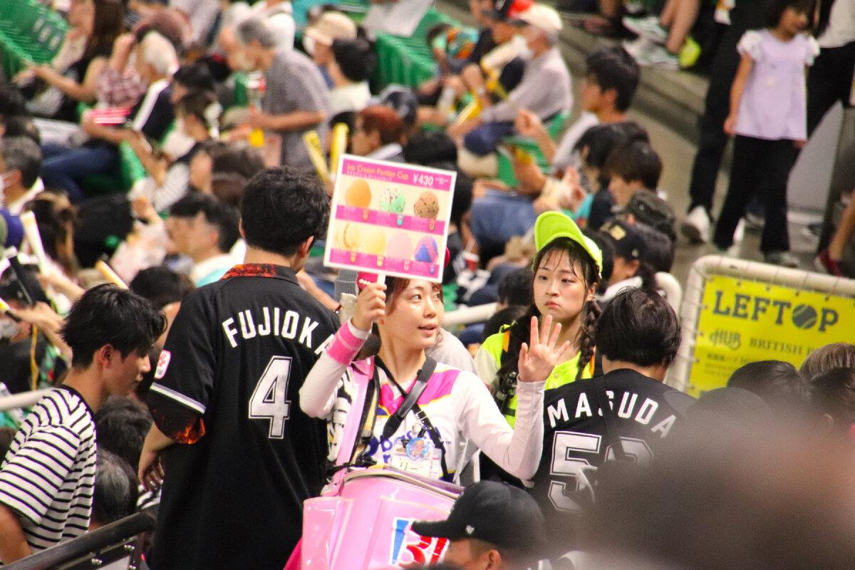 Недавно нам с Таро сосед-фанат бейсбола подарил билеты на матч, и у нас появилось возможность сходить на стадион.-4-2