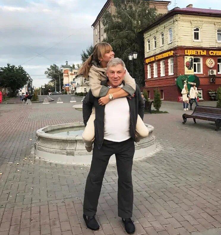 С папой. Открытые источники