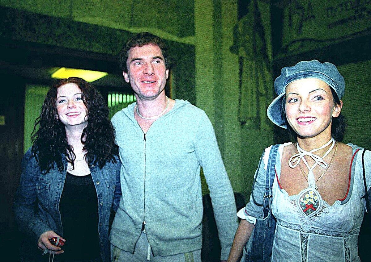 Иван Шаповалов – создатель и идейный вдохновитель группы, вместе с двумя участницами – Леной Катиной и Юлией Волковой.