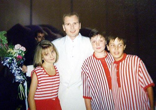 Юные участники «Непосед» с А.Малининым.