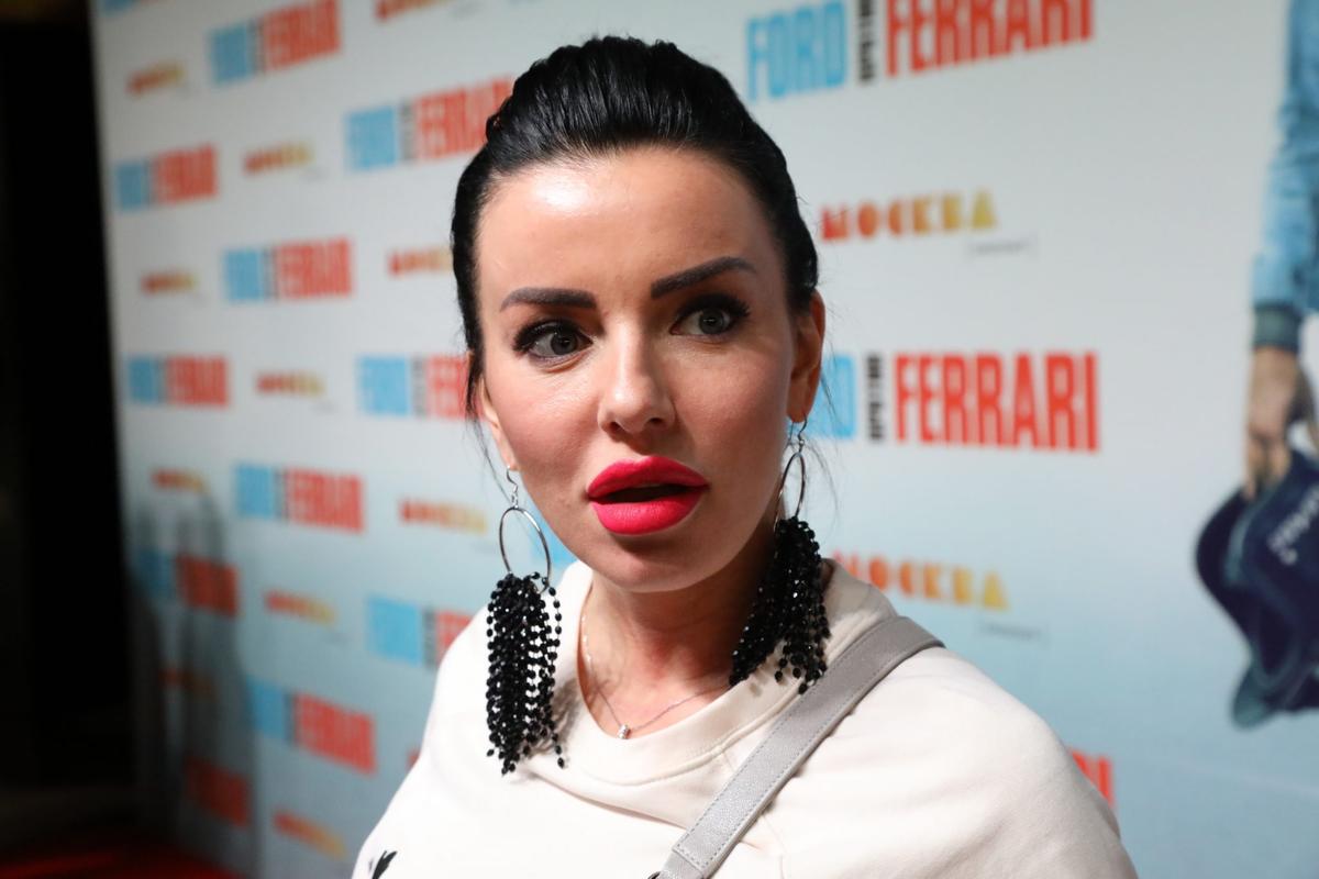 Поклонники сочувствовали звезде, выбирающей не тех мужчин и столкнувшейся с домашним насилием, ну а хейтеры — осуждали за выбор "мутного" заграничного жениха.