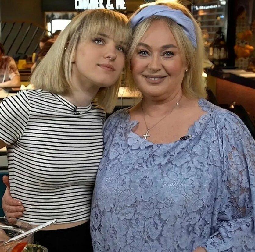 В 15 лет Ольга заявила, что учиться она не хочет, и родители пошли ей навстречу, отправив ее на домашнее обучение.