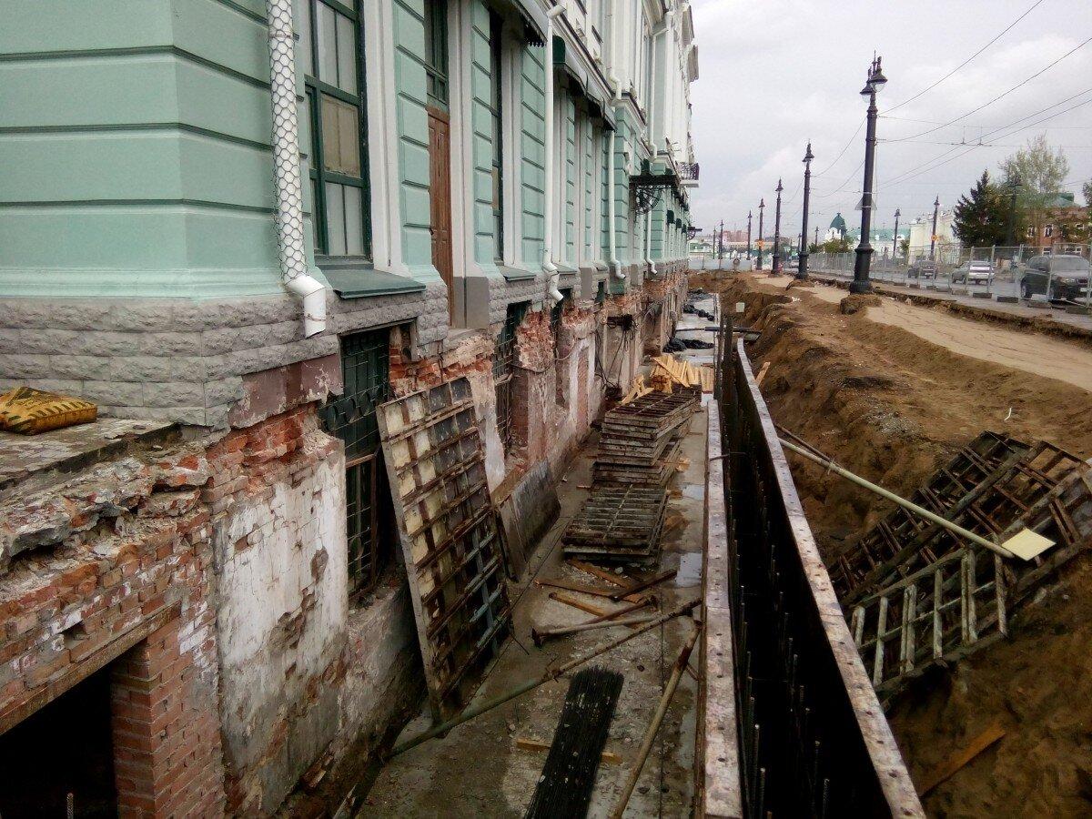 Идёт строительство фундамента подпорной стены