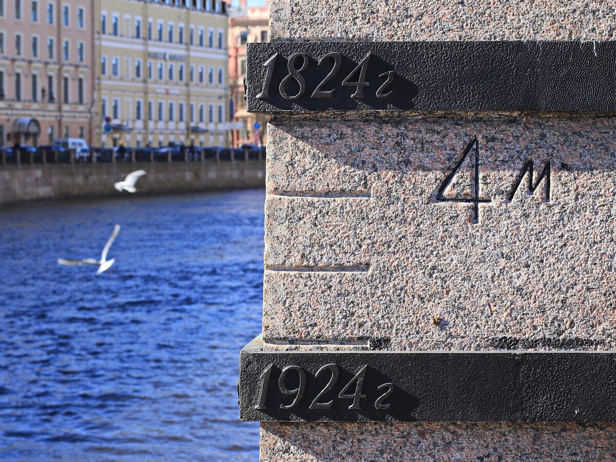 История Петербурга это история Невы. Без этой реки город бы просто не возник. Три с лишним столетия город и река неотделимы друг от друга, плавно перетекая друг в друга во всех смыслах.-9