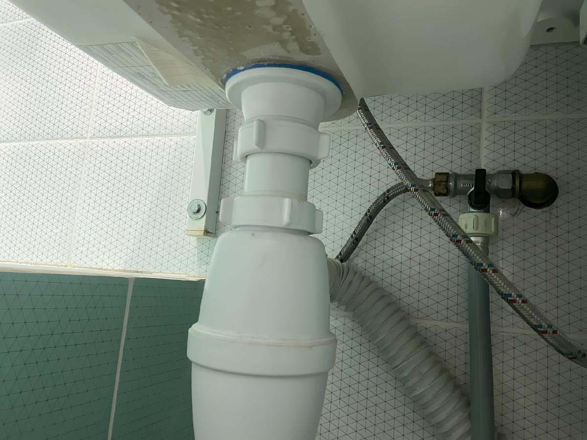 Как выглядит резинка после того, как в сливном бачке долго не было воды