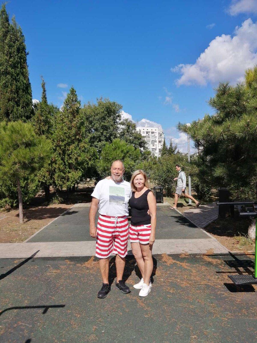 На отдыхе в Севастополе. Здесь у папы 97 кг, у мамы - 65 кг. Они постоянно обгоняли друг друга в результатах. Фото автора.