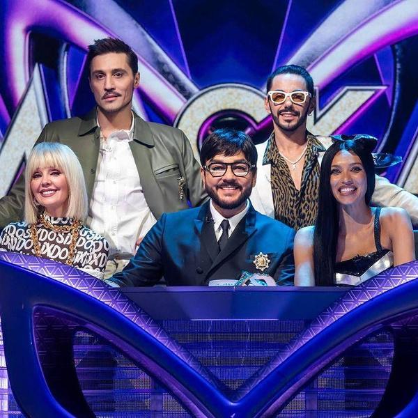 Кстати, рядом с ним Д.Билан – еще один участник той вечеринки, который в январе также ездил с гуманитарной миссией и даже взял себе оттуда котенка (снимает теперь с ним ролики у себя в соц сетях).