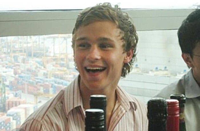 Сэм на вечеринке у друзей.