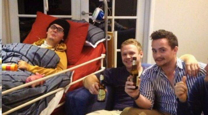 Знакомьтесь это Сэм Боллард , жизнерадостный красавчик и любитель регби. Из-за глупого спора погубил свою жизнь в 19 лет. В 2010 году 19 - летний Сэм Боллард отдыхал с друзьями во дворе его дома.-4