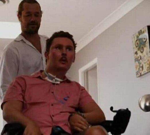 Друг Гэлвин в больнице с Сэмом.