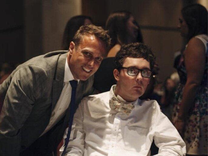 Бывший австралийский спринтер Мэтт Ширвингтон с Сэмом Баллардом на благотворительном вечере по сбору средств для лечения.