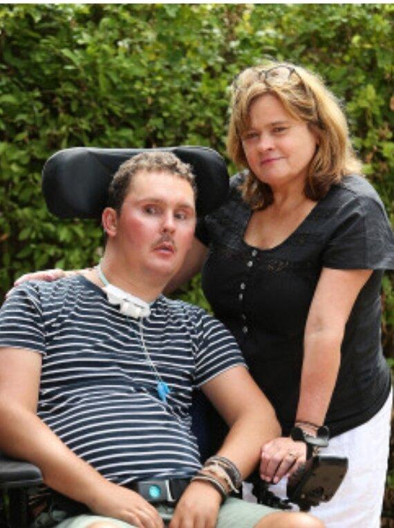 Мать Сэма, Котик Балла. Она всю болезнь сына была рядом и стала самым близким другом.