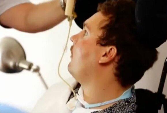 Знакомьтесь это Сэм Боллард , жизнерадостный красавчик и любитель регби. Из-за глупого спора погубил свою жизнь в 19 лет. В 2010 году 19 - летний Сэм Боллард отдыхал с друзьями во дворе его дома.-10