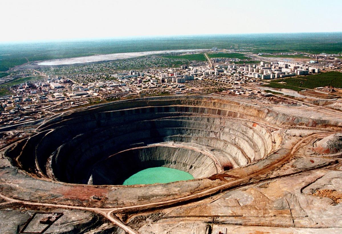 Алмазное месторождение «Мир» за 44 года принесло стране 17,5 млрд $ прибыли. Но в 2017 году этот крупнейший в мире карьер пришлось закрыть на неопределенный срок.