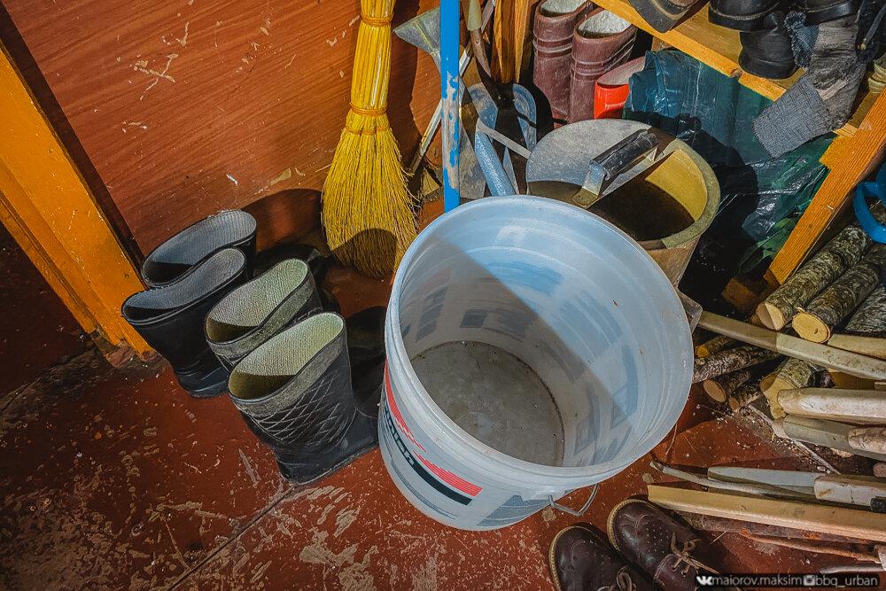 Думаю, что многие дачники замечали на участках своих соседей необычные дома, будь то бытовки, железнодорожные вагоны, бочки или просто транспортировочные контейнеры.-12-3