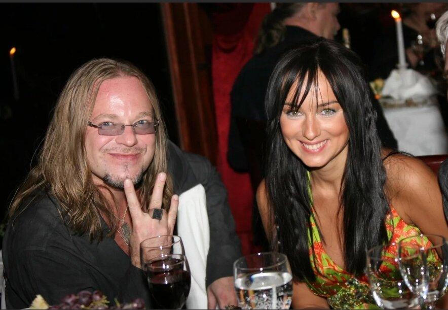 "У меня другое, чем у Лены, ощущение жизни — прикольное, смешное. Мне кажется, что музыкант должен быть с музыкантом, художник с художником. А у нас с Леной были совсем разные круги общения." – скажет он спустя время.