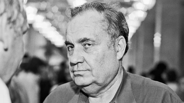 Об этом человек знала вся страна. А крылатые фразы из кинолент "Берегись автомобиля", "Гусарская Баллада", " Ирония судьбы" и "Служебный роман" уходили в народ.-8