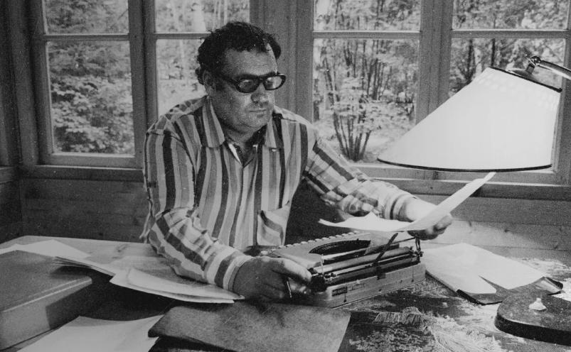 Об этом человек знала вся страна. А крылатые фразы из кинолент "Берегись автомобиля", "Гусарская Баллада", " Ирония судьбы" и "Служебный роман" уходили в народ.-9