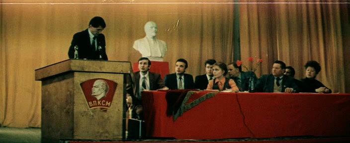 Одним из неприятных аспектов моего пионерского детства было знание, что в какой-то момент оно кончится и придется вступать в комсомол.-4-2