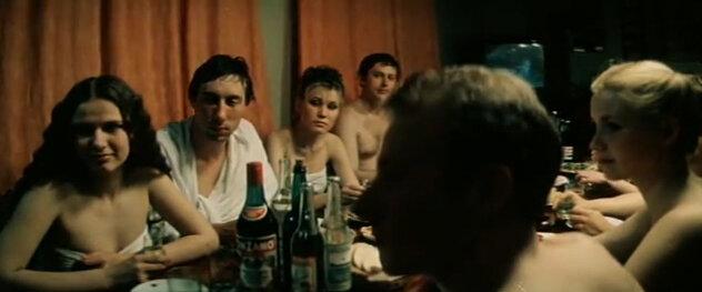 Одним из неприятных аспектов моего пионерского детства было знание, что в какой-то момент оно кончится и придется вступать в комсомол.-4-3