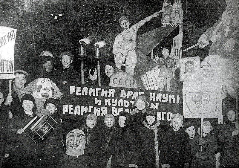 Одним из неприятных аспектов моего пионерского детства было знание, что в какой-то момент оно кончится и придется вступать в комсомол.-8