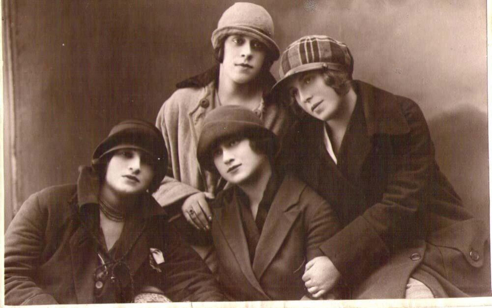 Одним из неприятных аспектов моего пионерского детства было знание, что в какой-то момент оно кончится и придется вступать в комсомол.-10