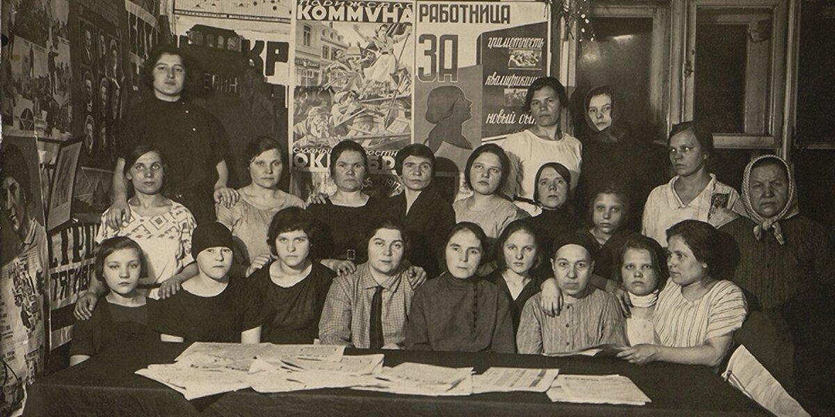 Одним из неприятных аспектов моего пионерского детства было знание, что в какой-то момент оно кончится и придется вступать в комсомол.-10-3