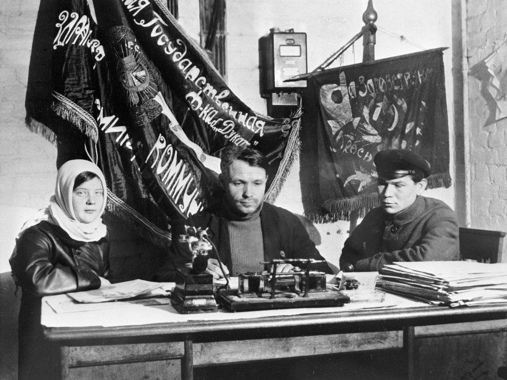 Одним из неприятных аспектов моего пионерского детства было знание, что в какой-то момент оно кончится и придется вступать в комсомол.-11