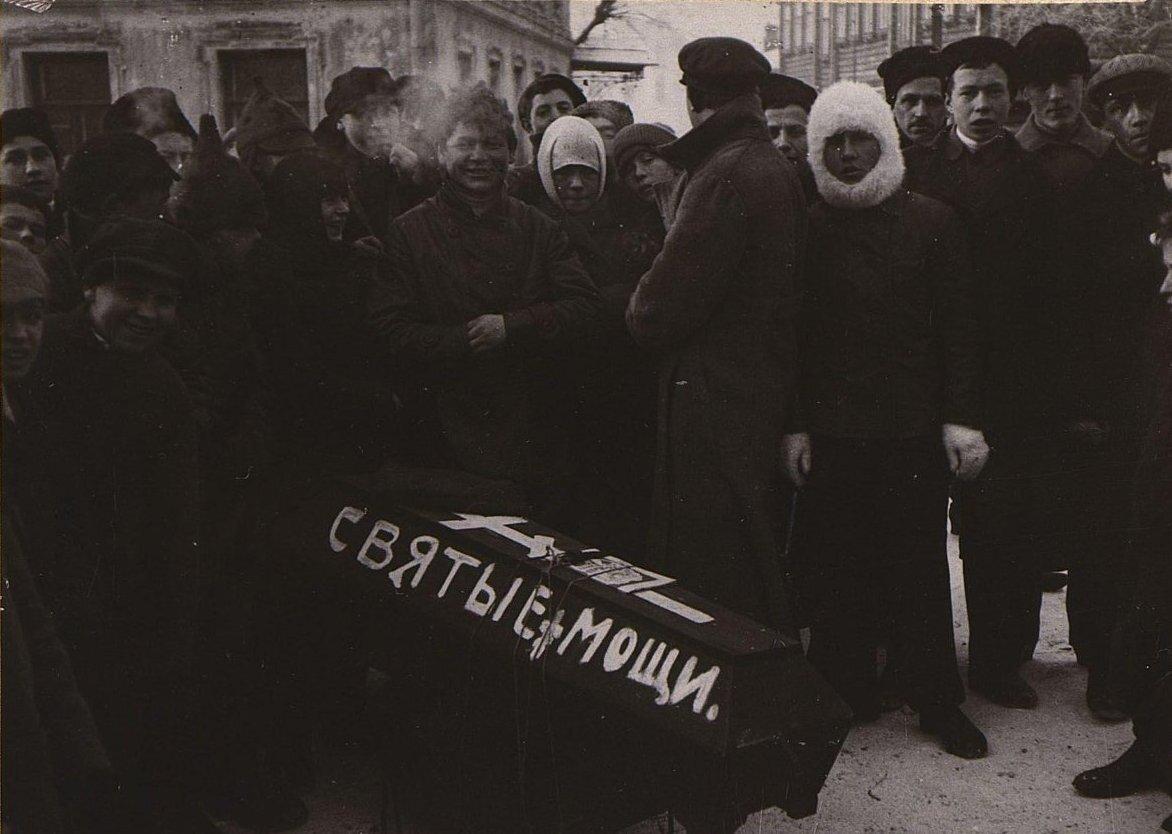 Одним из неприятных аспектов моего пионерского детства было знание, что в какой-то момент оно кончится и придется вступать в комсомол.-12