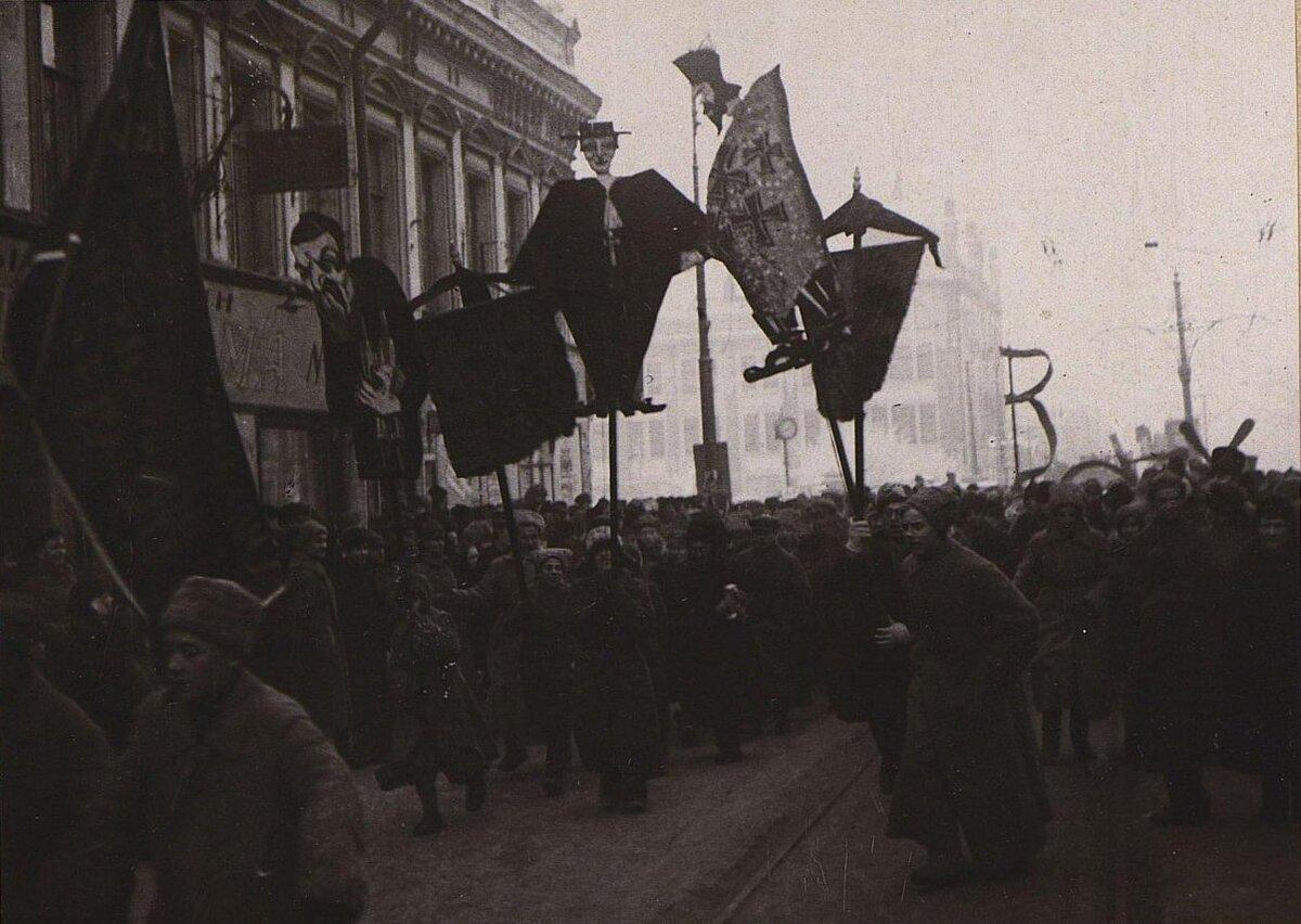 Одним из неприятных аспектов моего пионерского детства было знание, что в какой-то момент оно кончится и придется вступать в комсомол.-14