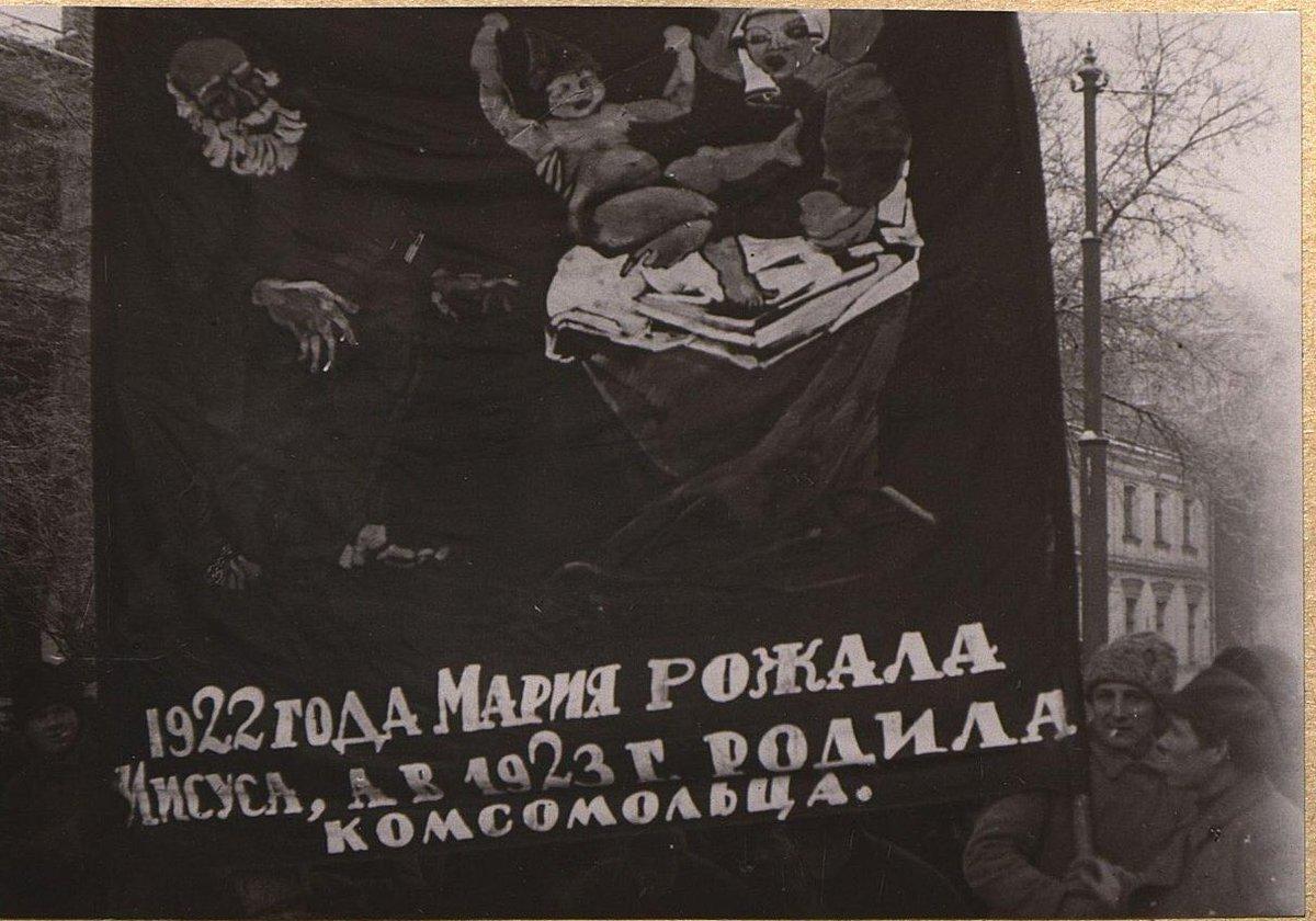 Одним из неприятных аспектов моего пионерского детства было знание, что в какой-то момент оно кончится и придется вступать в комсомол.-15