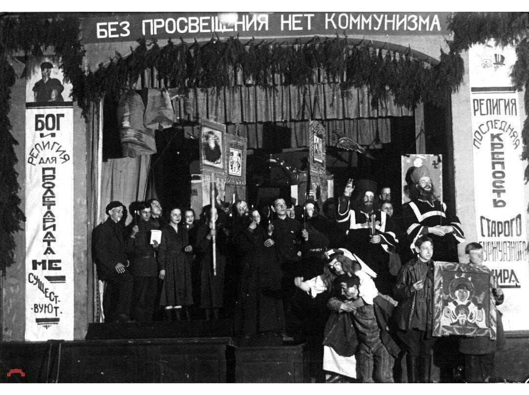 Одним из неприятных аспектов моего пионерского детства было знание, что в какой-то момент оно кончится и придется вступать в комсомол.-16