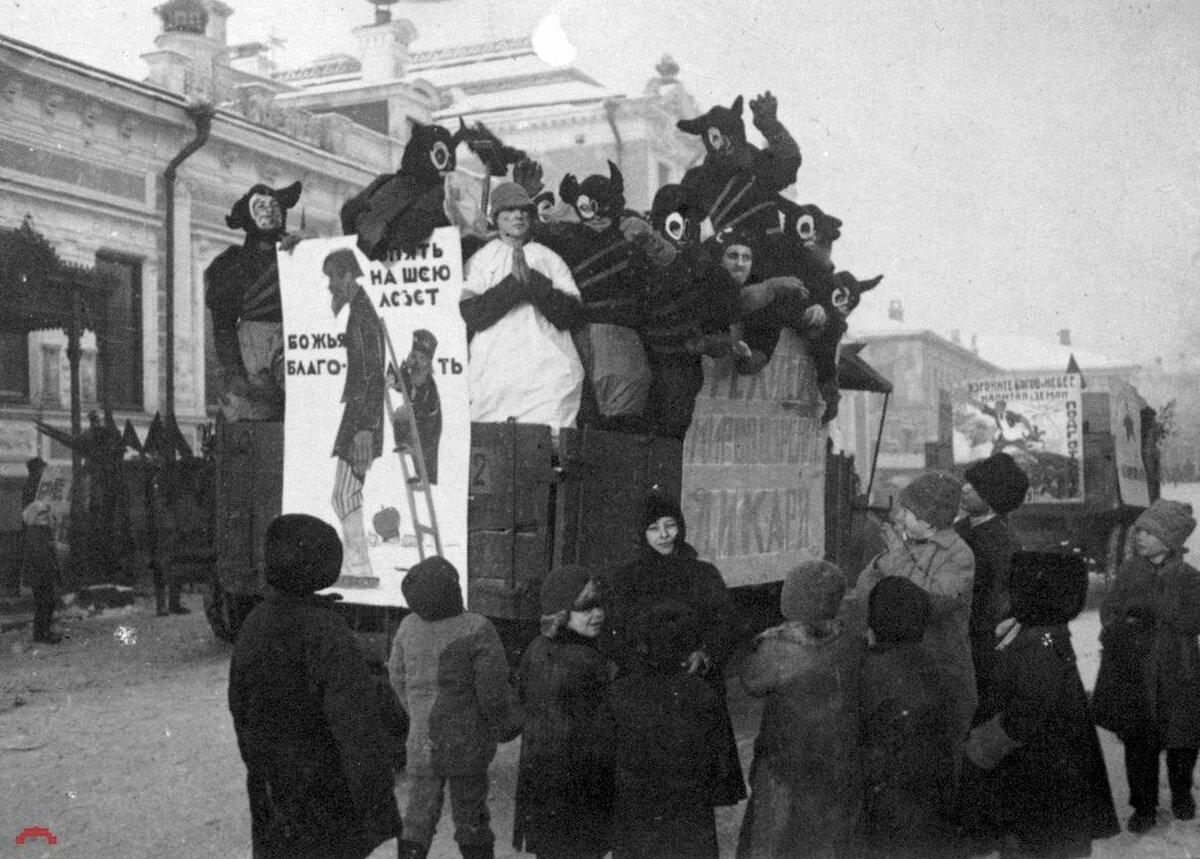 Одним из неприятных аспектов моего пионерского детства было знание, что в какой-то момент оно кончится и придется вступать в комсомол.-17