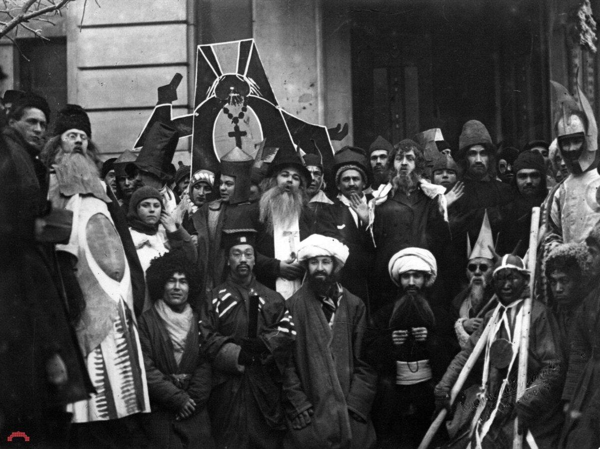 Одним из неприятных аспектов моего пионерского детства было знание, что в какой-то момент оно кончится и придется вступать в комсомол.-18