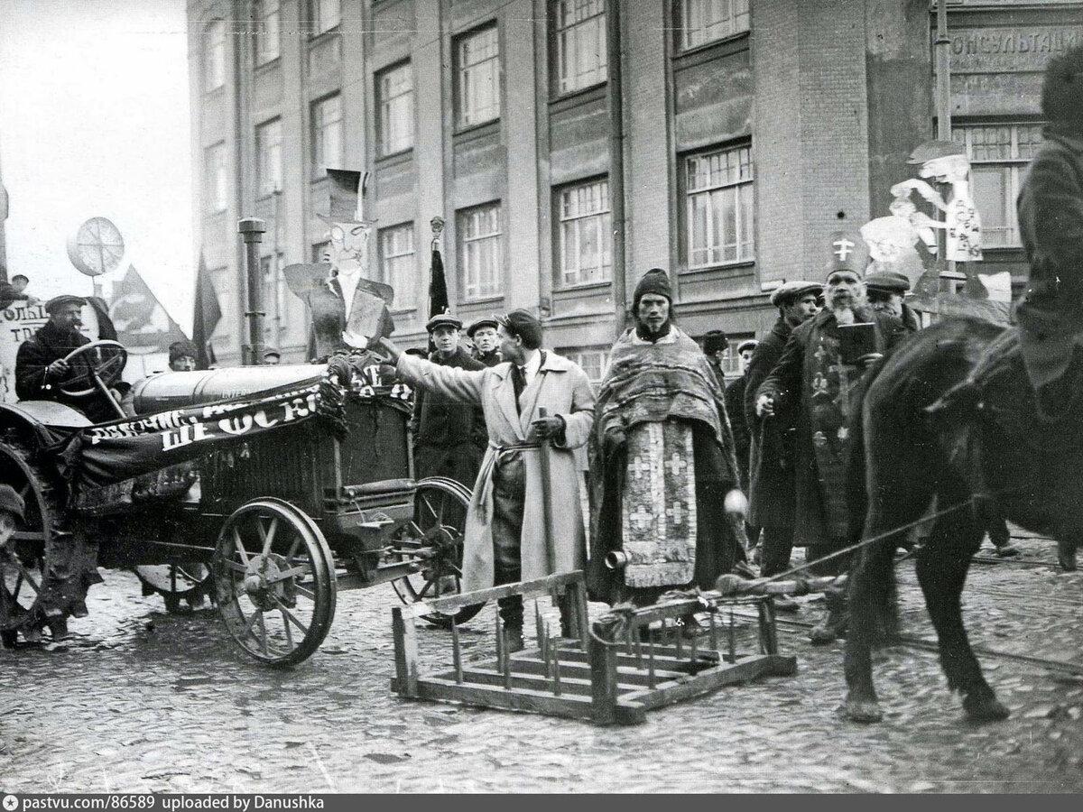 Одним из неприятных аспектов моего пионерского детства было знание, что в какой-то момент оно кончится и придется вступать в комсомол.-20