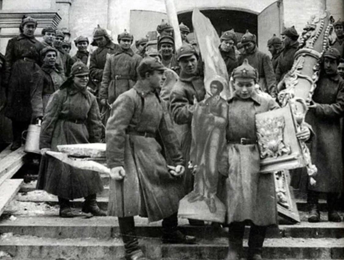 Одним из неприятных аспектов моего пионерского детства было знание, что в какой-то момент оно кончится и придется вступать в комсомол.-21