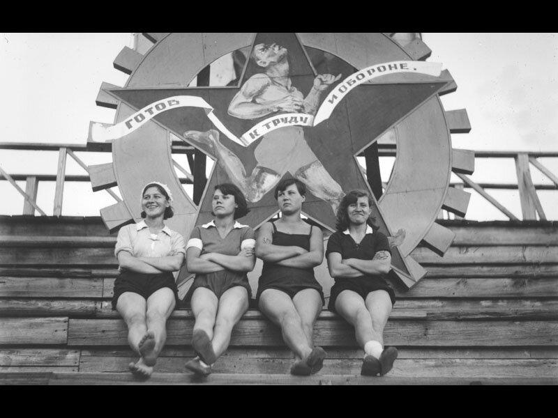 Одним из неприятных аспектов моего пионерского детства было знание, что в какой-то момент оно кончится и придется вступать в комсомол.-23