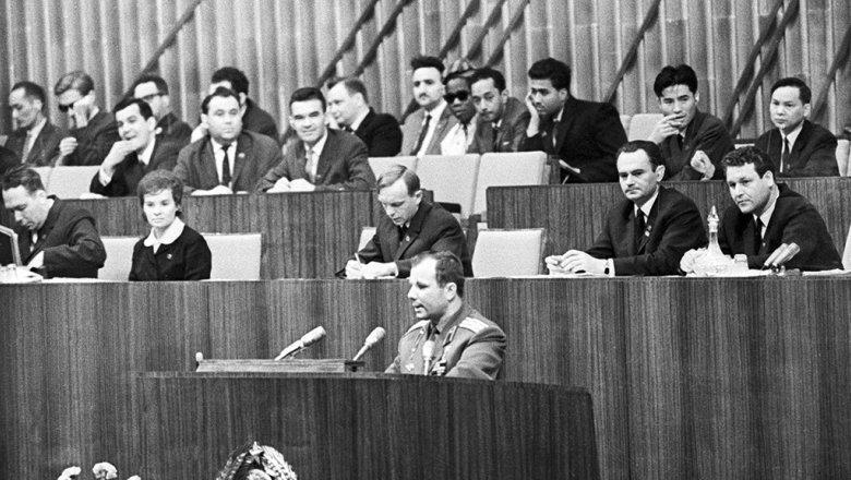 Одним из неприятных аспектов моего пионерского детства было знание, что в какой-то момент оно кончится и придется вступать в комсомол.-30