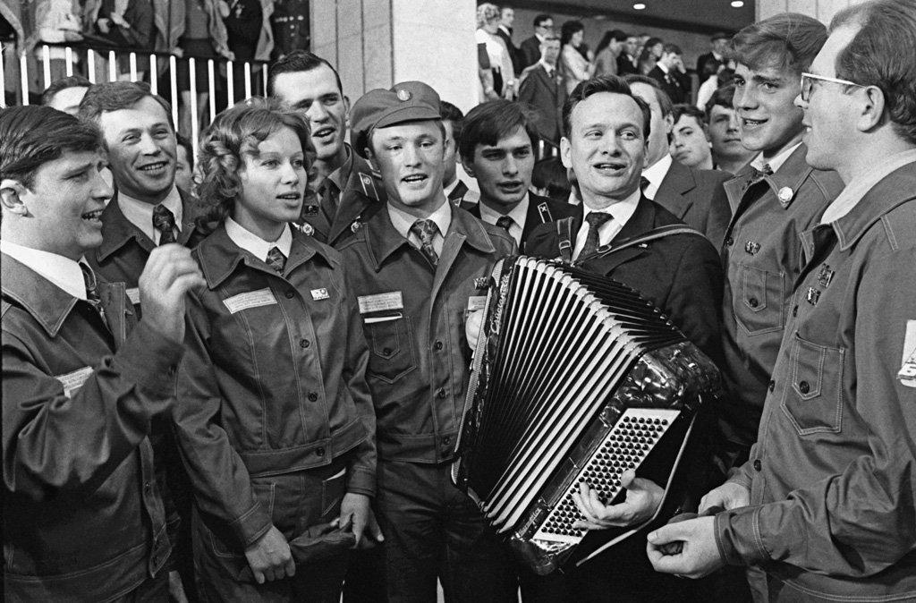 Одним из неприятных аспектов моего пионерского детства было знание, что в какой-то момент оно кончится и придется вступать в комсомол.-33