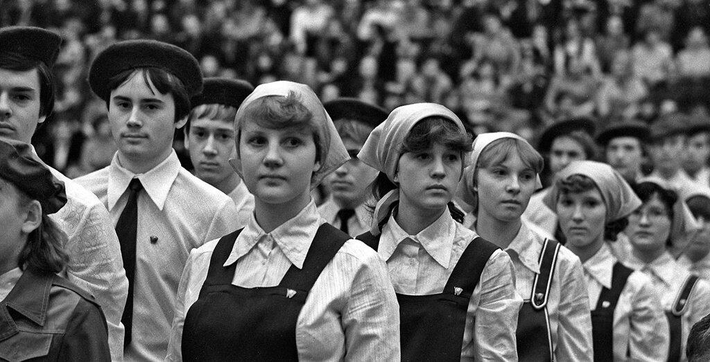 Одним из неприятных аспектов моего пионерского детства было знание, что в какой-то момент оно кончится и придется вступать в комсомол.-35