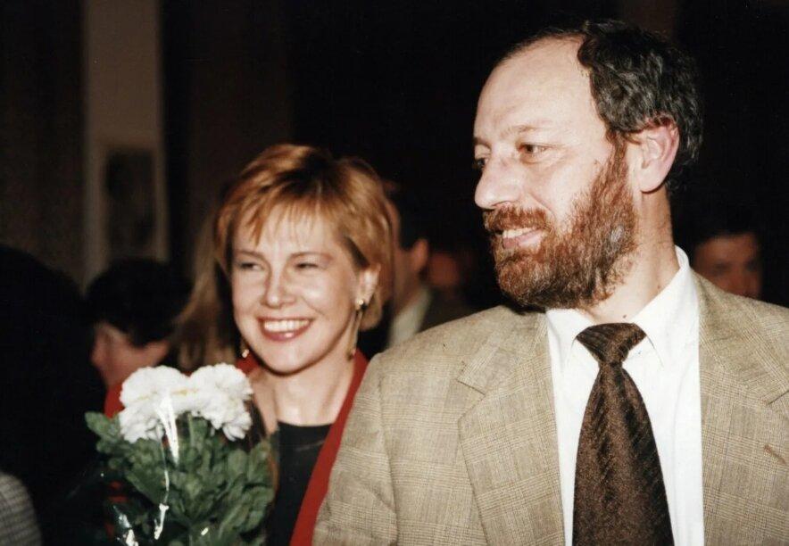 Сатирик Михаил Мишин влюбился в Татьяну, увидев ее по телевизору в спектакле «Гренада». Спустя много лет он на ней женился.